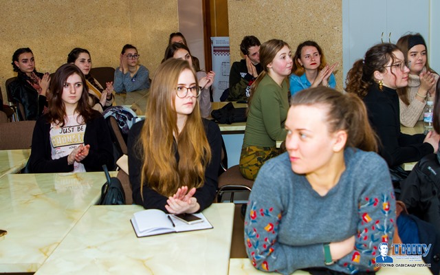 Студенти слухають кіномитців